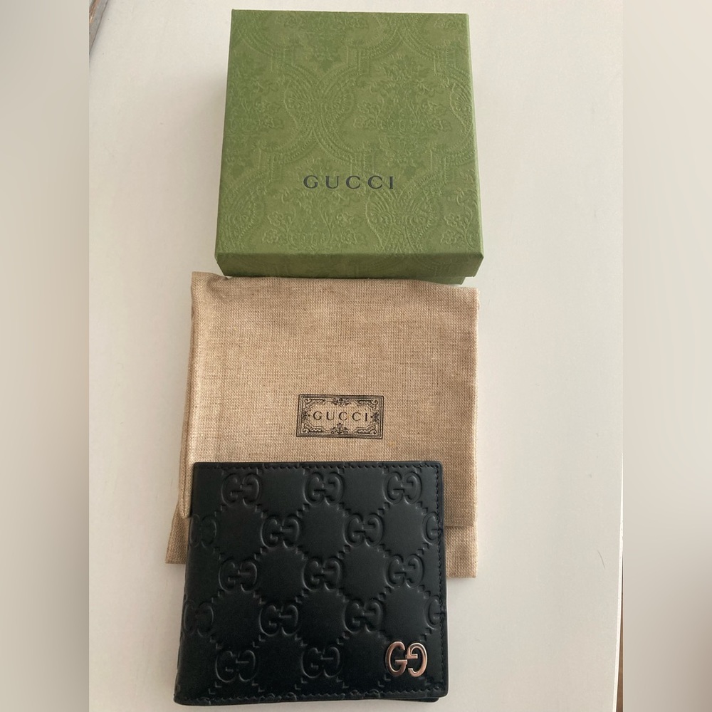 New in box Gucci men or unisex Signature wallet